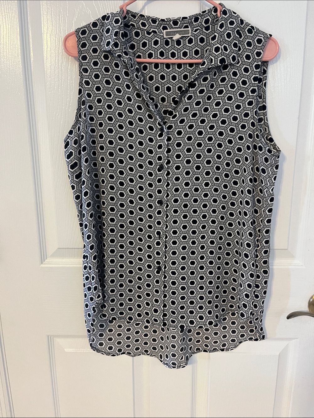 Pleione Black and White Sleeveless Geometric Button-Front Top